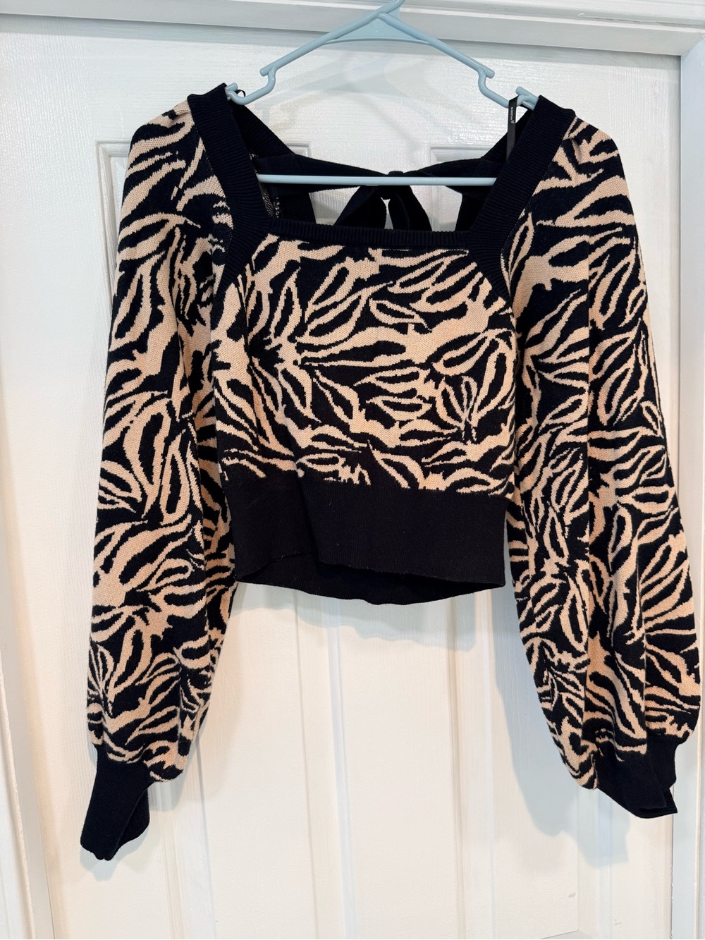 MINKPINK Black tan floral knit crop sweater puff sleeve with tie in the back